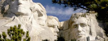 Decorative image for session Load bus for first dinner seating at Mt. Rushmore